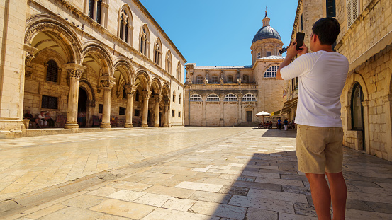 un turista toma fotografías, vista de la calle del casco antiguo de Dubrovnik, Croacia, arquitectura medieval europea, el concepto de viajar a través de los Balcanes photo