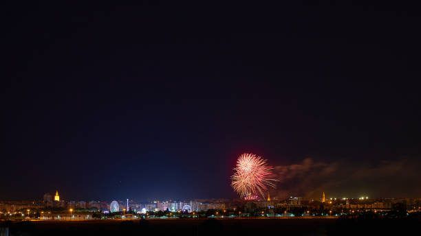 sevilha à noite: luzes da feira e fogos de artifício deslumbrantes - night in the city - fotografias e filmes do acervo