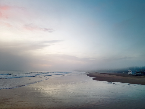 The day begins with intense fog on El Sardinero beach, giving it a tone that is both mysterious and melancholic