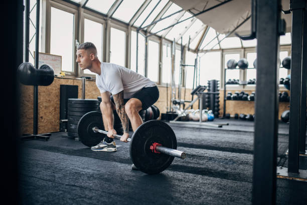 man weightlifting in gym - ciężar zdjęcia i obrazy z banku zdjęć