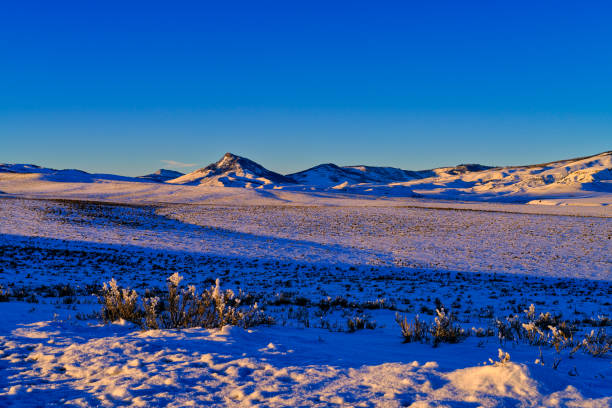 rural mountain scenic landscape - copy space alpenglow winter mountain range imagens e fotografias de stock