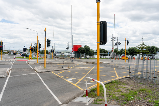 Uitzicht over een kleurige kruising van wegen en een verkeersovergang in het havengebied van Napier, Hawkes bay, Nieuw-Zeeland