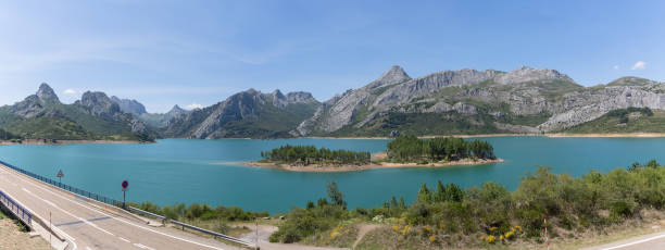 panoramic view at the riaño reservoir, located on picos de europa or peaks of europe, a mountain range forming part of the cantabrian mountains in northern spain - cantabria picos de europe mountains panoramic asturias foto e immagini stock