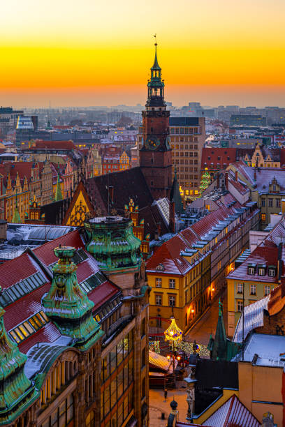 view of wroclaw market square after sunset, poland - odra river fotografías e imágenes de stock