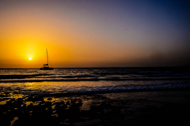 sail boat silhouette at sunset - 5106 zdjęcia i obrazy z banku zdjęć
