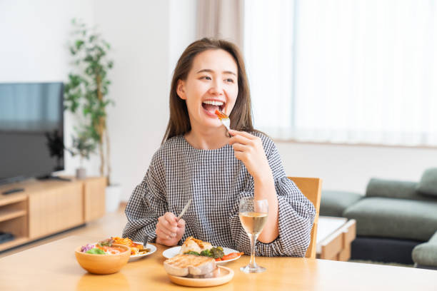 먹는 아시아 여자 - 동아시아 문화 뉴스 사진 이미지