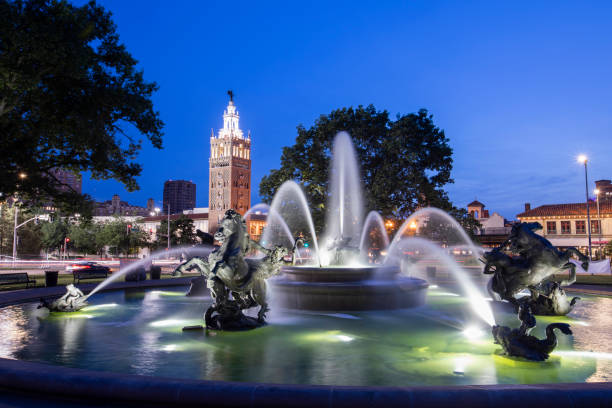 istock Kansas City Twilight Fountain 1971835097