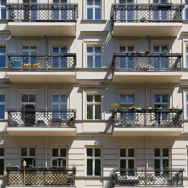 facciata di un vecchio edificio residenziale ristrutturato a berlino - symetrie foto e immagini stock