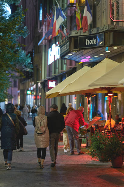 turisti in una zona pedonale in piazza venceslao a praga di notte - einzelhandel foto e immagini stock