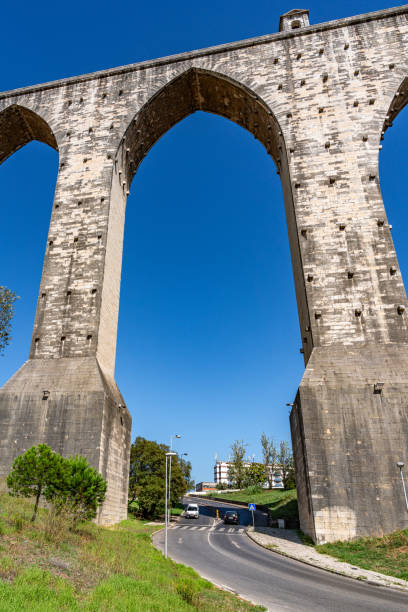 águas livres aqueduct - aqueduto das águas livres, lisbon, portugal - canal água corrente - fotografias e filmes do acervo