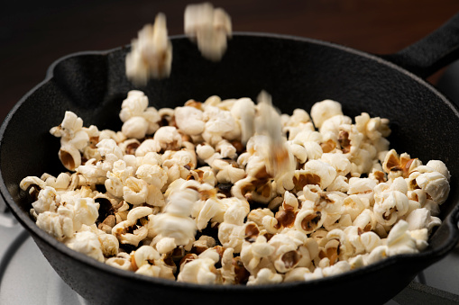 Creating Popcorn in a Sizzling Frying Pan