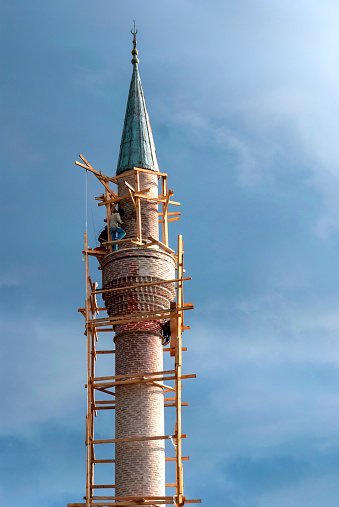 People repairing the minaret