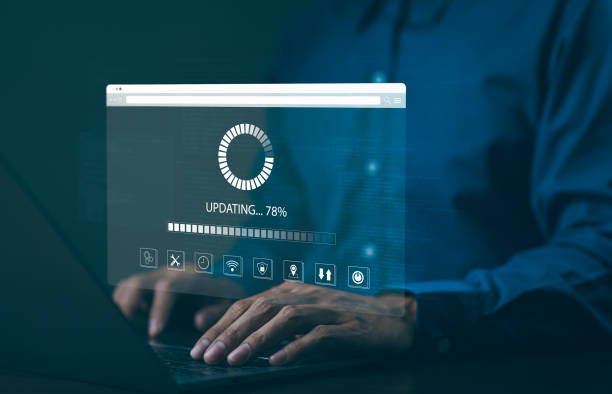 Update software application and hardware upgrade technology concept. User is using laptop software update or operating system upgrade, updating progress bar on computer screen, Install app patch, actualice la aplicación de software y el concepto de tecnología de actualización de hardware. el usuario está utilizando la actualización del software de la computadora portátil o la actualización del sistema operativo, la actualización de la barra