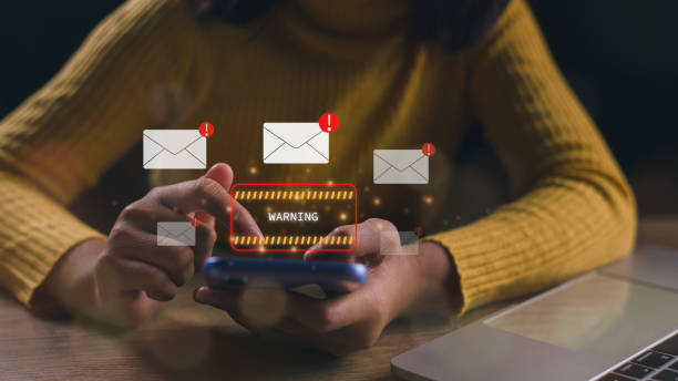 Businesswomen using laptops show warning signs after getting attack phishing emails by malware from hacker that commit cyber crimes or software crashes to cause errors. las empresarias que usan computadoras portátiles muestran señales de advertencia después de recibir correos electrónicos de phishing atacados por malware de piratas informáticos que cometen delitos cibernéticos o fallas de software para causar errore