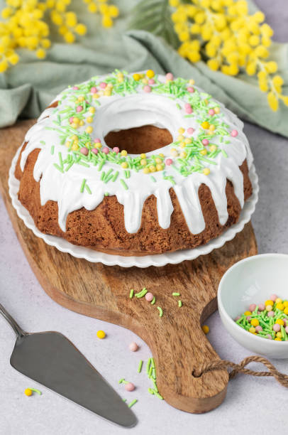 easter bundt cake with easter eggs - bunt photos et images de collection