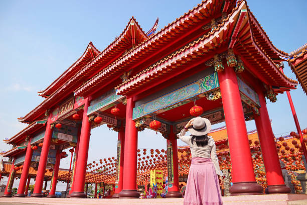 visitante feminina impressionada com o portão deslumbrante de um templo budista chinês - traditional culture dragon old asian culture - fotografias e filmes do acervo