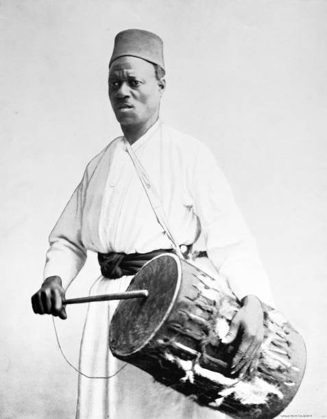 ilustrações, clipart, desenhos animados e ícones de retrato de pessoas comuns de 1894: abou bakr ghindi, sudão - african descent african culture drum history