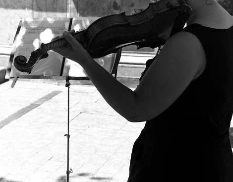 violinist on the street, looking for a salary