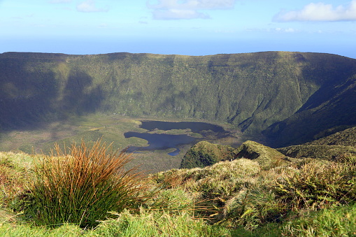 The island of Faial has a volcanic structure that dates back 400 thousand years. In its center is the Caldeira do Faial, a caldera of large diameter and depth covered with vascular flora endemic to the Azores. Next to the southern edge of the caldera is the highest point of the island of Faial, Cabeço Gordo with its 1043 meters. From Caldeira do Faial, on bright, clear days, the view is magnificent. You can see the island of São Jorge and the island of Pico with its 2351 m high mountain, the highest in all of Portugal.