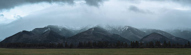 paisaje panorámico de montaña invernal de los bajos tatras en eslovaquia - low grass hill pasture fotografías e imágenes de stock