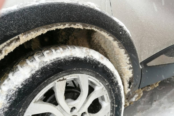 snow stuck to the wheel arch of a car - tampa da jante - fotografias e filmes do acervo