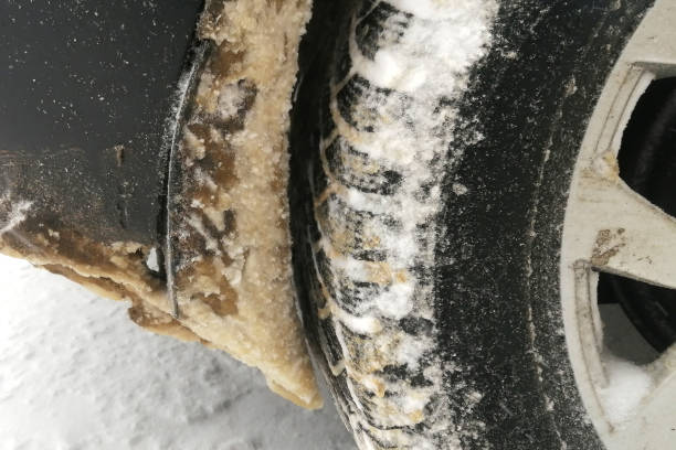 snow stuck to the wheel arch of a car - tampa da jante - fotografias e filmes do acervo