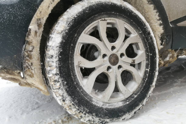 snow stuck to the wheel arch of a car - tampa da jante - fotografias e filmes do acervo