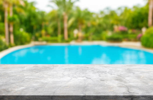 tisch oder fläche mit tropischem swimmingpool oder strand im hintergrund - teich stock-fotos und bilder