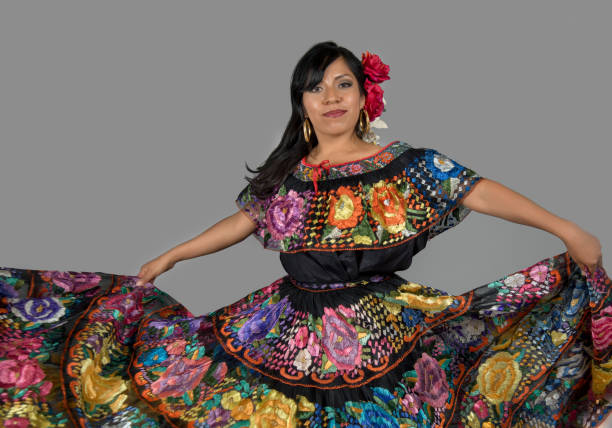 donna latina messicana vestita in costume del chiapas ricamato con fiori multicolre gonna ampia che balla in movimento - vogue dancing foto e immagini stock