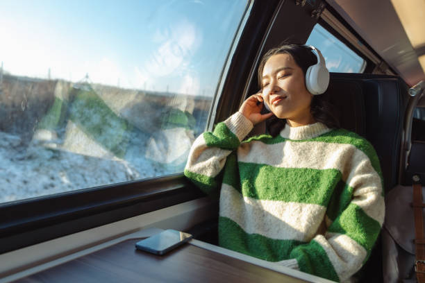 azjatycka podróżniczka śpiąca w pociągu - high speed train audio zdjęcia i obrazy z banku zdjęć