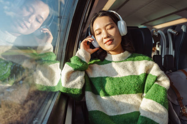 азиатская путешественница спит в поезде - high speed train audio стоковые фото и изображения
