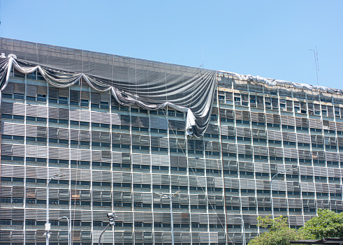 Removing the advertisement canvas from the top of the building