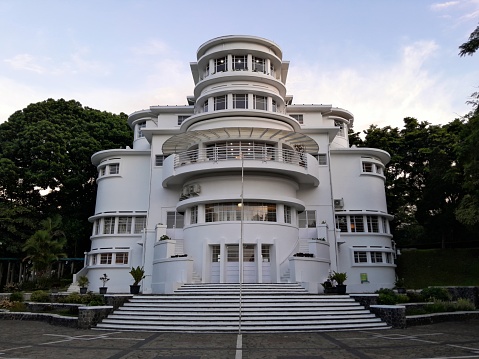 The building by Prof. Walf Scheomaler is a historic building.