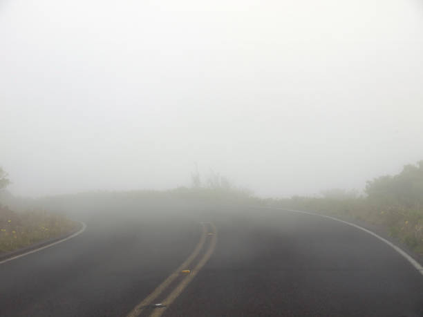 위험한 구불구불한 안개가 낀 도로가 낮은 가시성으로 회전합니다. - haleakala national park mountain winding road road 뉴스 사진 이미지