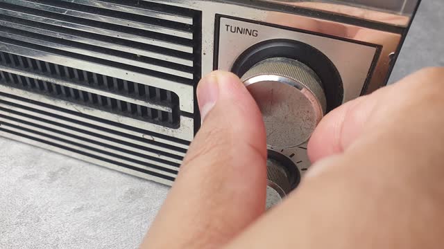 Tuning frequencies on old school analog radios