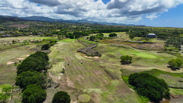 aerial view of a golf course in the country - sports flag high angle view putting sand imagens e fotografias de stock