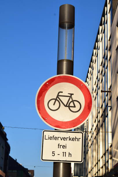 non è consentito andare in bicicletta, tranne la consegna - fahrad foto e immagini stock