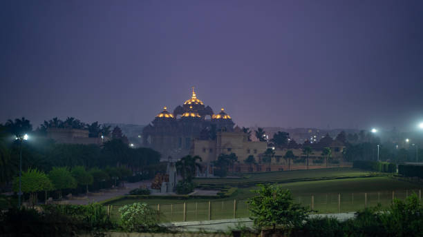 ночной вид на храм акшардхам, расположенный в нью-дели, индия, снимок при слабом освещении - new delhi audio стоковые фото и изображения