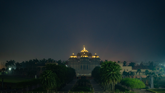 Vista nocturna del templo de Akshardham ubicado en Nueva Delhi, India, toma con poca luz photo
