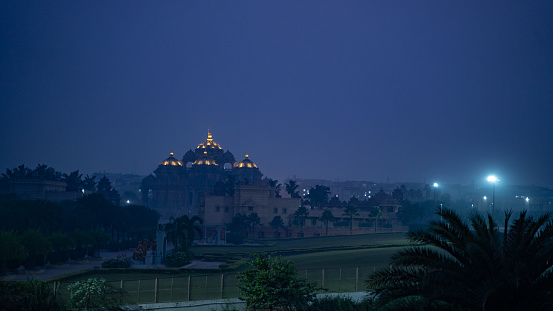 Vista nocturna del templo de Akshardham ubicado en Nueva Delhi, India, toma con poca luz photo