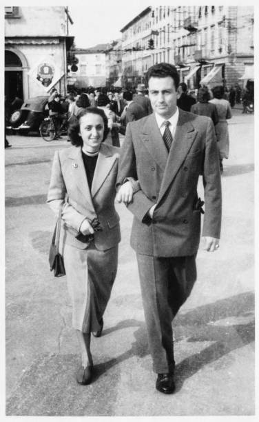 giovane coppia che cammina in città nel 1955 - anno 1952 foto e immagini stock