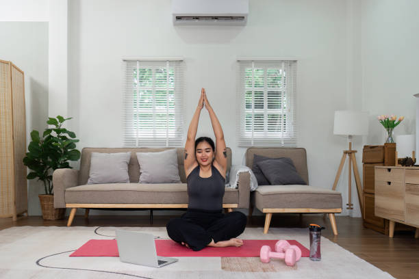 mulheres gordas se exercitam de forma saudável em casa no dia de lazer feliz. conceito de bem-estar em casa com excesso de peso - aquecimento físico - fotografias e filmes do acervo