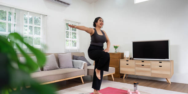 mulheres gordas se exercitam de forma saudável em casa no dia de lazer feliz. conceito de bem-estar em casa com excesso de peso - aquecimento físico - fotografias e filmes do acervo