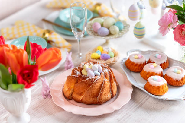 easter dining - paastaart stockfoto's en -beelden