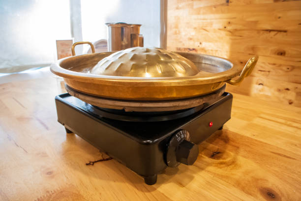 木製のテーブルで豚肉、タイBBQ、韓国風を焼くための電気ストーブ。