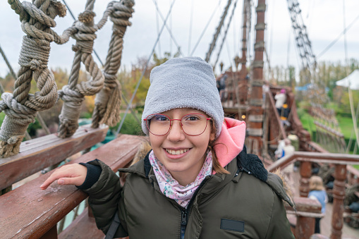 Little girl gets on the pirate ship