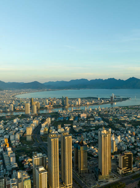 When mentioning Da Nang, visitors can probably imagine that it is a beautiful city on the Han River with charming beauty. This is one of the most beautiful coastal cities in Vietnam and was voted by Forbes magazine (USA) as one of the most beautiful beaches in the world. Blessed with long coastlines and fine white sand beaches, Da Nang is known to tourists as an ideal resort and relaxation spot.
