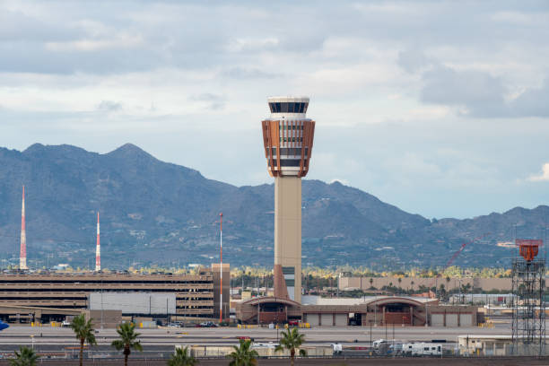 air traffic control tower at phoenix sky harbor international airport - control harbor airport tower imagens e fotografias de stock