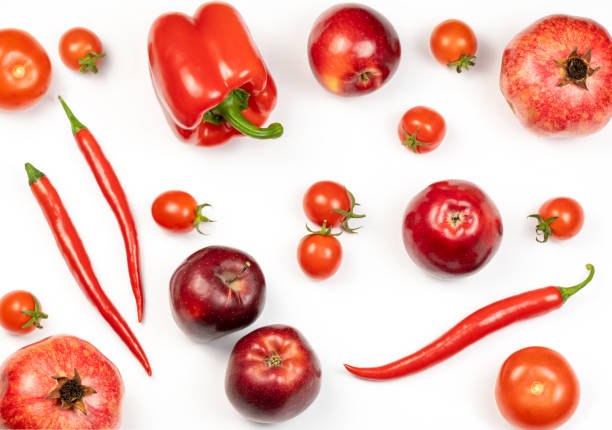 건강한, 유기농의 다양성 흰색 바탕에 붉은 색 야채와 과일. 잘 익은 농산물, 생즙 농산물의 평면도. - 유기농의 뉴스 사진 이미지