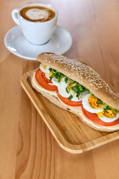 아침 식사 제공 - 달걀 샌드위치와 커피 - sandwich breakfast boiled egg close up 뉴스 사진 이미지